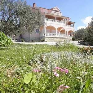 & Linda & Mario Guest house